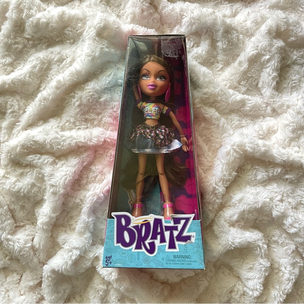 Bratz Yasmin selfie doll